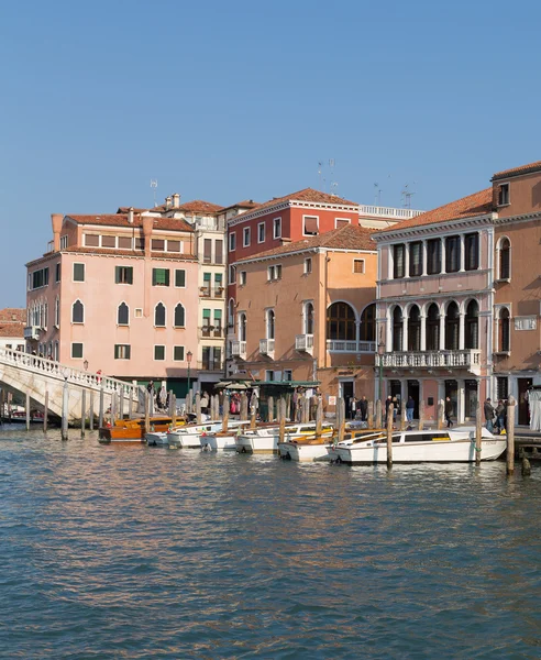 建物やヴェネツィアの船 — ストック写真