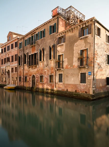 Alte Gebäude entlang der venezianischen Lagune — Stockfoto