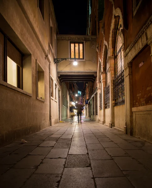 Straßen von Venedig bei Nacht — Stockfoto