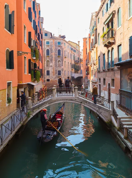 Venedik ve gondollar sokaklarında