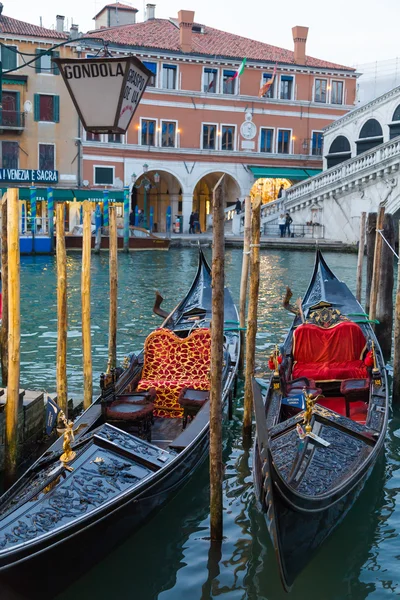 Gondolas docked along the Grand Canal — Stock Photo, Image