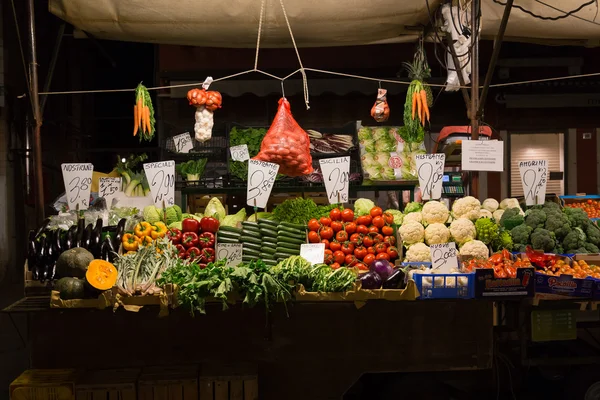 Grönsaker till försäljning på en marknad — Stockfoto