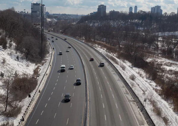 Voitures sur la promenade Don Valley pendant l'hiver — Photo