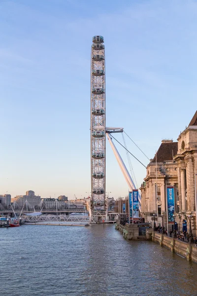 London Eye auringonlaskun aikaan — kuvapankkivalokuva