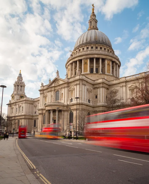 St Pauls Cathedral och trafik — Stockfoto