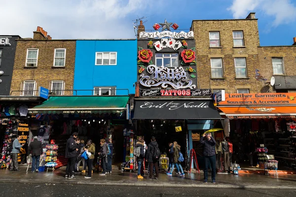 Dükkan ve Camden Town binalarda — Stok fotoğraf