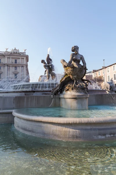 A kút a megjelenítői, a piazza della repubblica — Stock Fotó