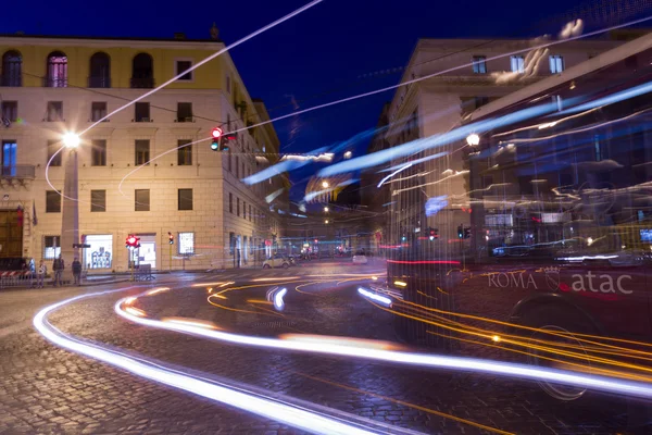 Движение в Риме ночью — стоковое фото