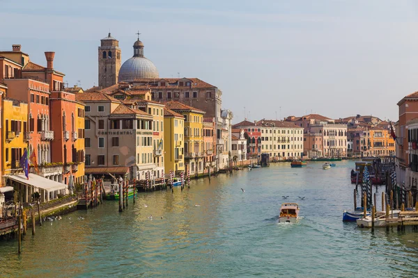 Edificios a lo largo del Gran Canal de Venecia — Foto de Stock