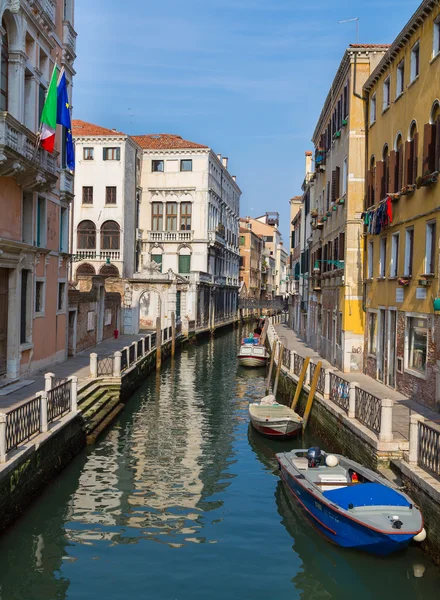 Gebäude und Boote in Venedig — Stockfoto