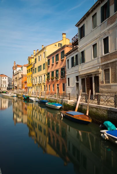 Kleurrijke gebouwen in Venetië — Stockfoto