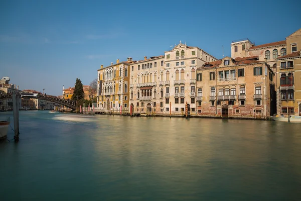 Edificios a lo largo de la laguna veneciana — Foto de Stock