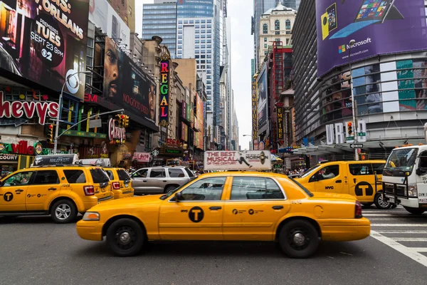 Edificios y tráfico en la ciudad de Nueva York — Foto de Stock