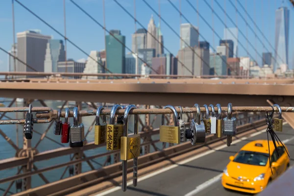 Brooklyn Köprüsü'nde asma kilitler — Stok fotoğraf