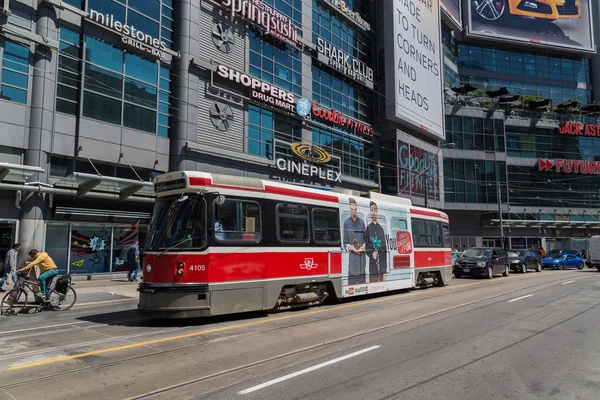 Toronto strassenbahn am yonge dundas platz — Stockfoto