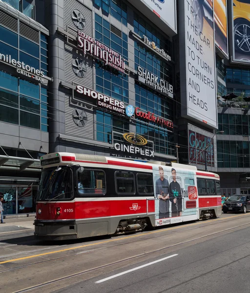 Toronto Streetcar at Yonge Dundas Square — Stockfoto