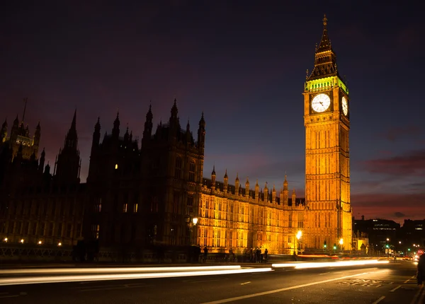 Parlamentsgebäude in der Abenddämmerung — Stockfoto