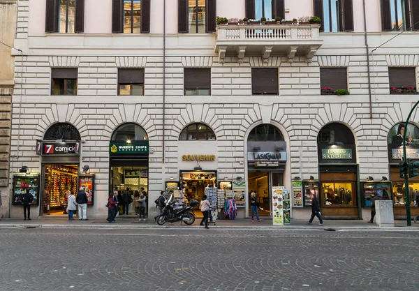 Dükkan ve gün boyunca Roma binalarda — Stok fotoğraf