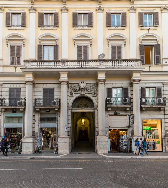 Dükkan ve gün boyunca Roma binalarda — Stok fotoğraf