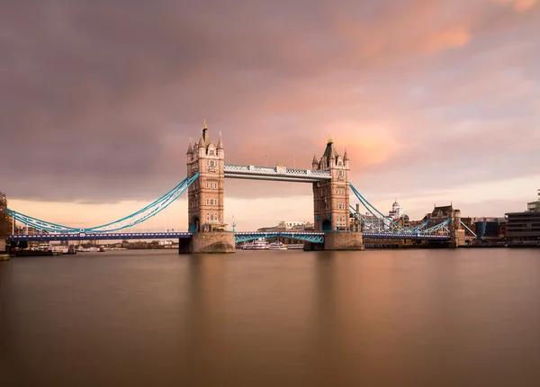 Toren brug bij zonsondergang — Stockfoto