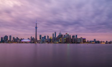Toronto günbatımı mor gökyüzü
