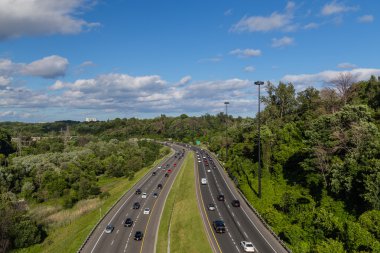 Arabalar Toronto Don Valley Parkway üzerinde