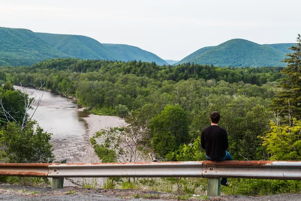 Homme regardant vers les collines — Photo