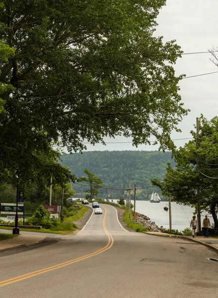 Bilar, människor och en båt i Nova Scotia — Stockfoto