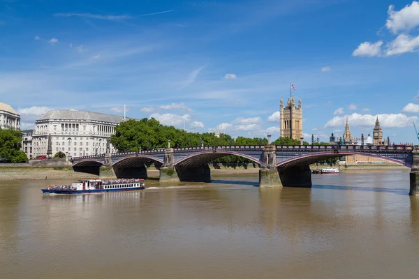 Lambeth Bridge, boot en Westminster — Stockfoto