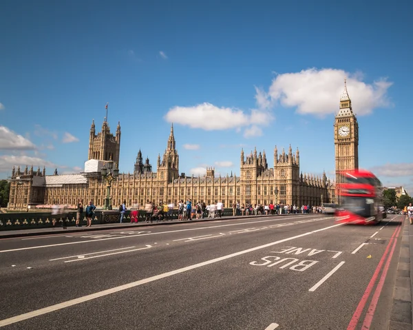 Big Ben en de London bussen — Stockfoto