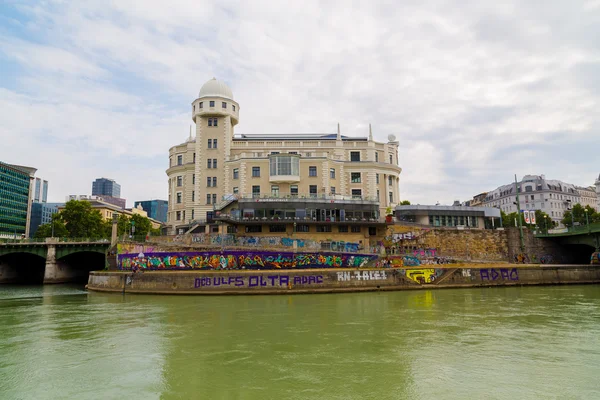 Edificios a lo largo del Canal del Danubio —  Fotos de Stock