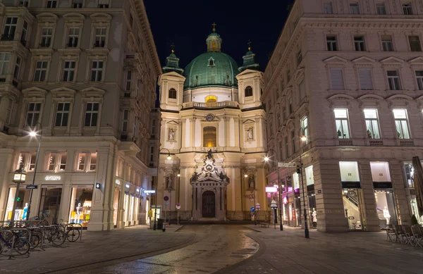 Katholische Kirche St. Peter bei Nacht — Stockfoto