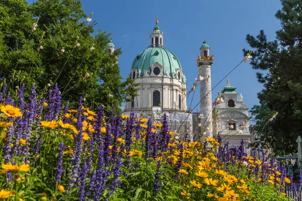 Karlskirche ve Vídni — Stock fotografie