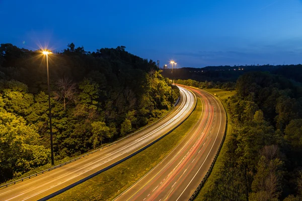 Giętka autostrady w nocy — Zdjęcie stockowe