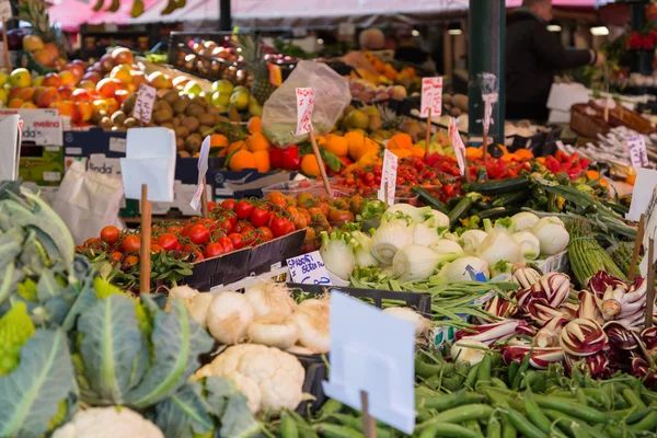 Frisk frukt og grønnsaker på et marked – stockfoto