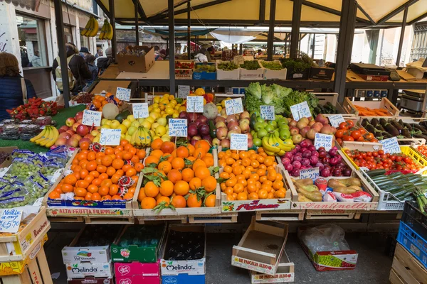 Markedet for frukt og grønnsaker – stockfoto