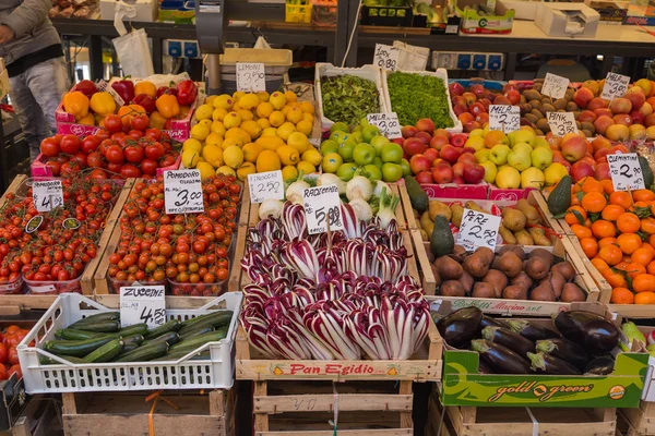 Obst- und Gemüsemarkt — Stockfoto