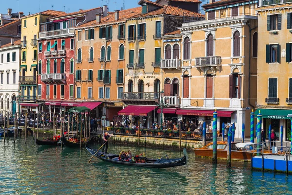 Budovy a lodě v Benátkách — Stock fotografie
