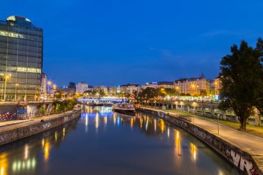 Tuna kanalı mavi saat sırasında Viyana'da