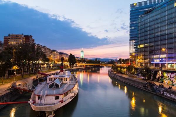 Tuna kanalı mavi saat sırasında Viyana'da