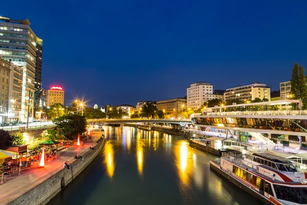 青の時間中にウィーンのドナウ運河 — ストック写真