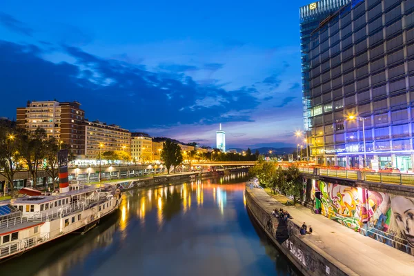 Tuna kanalı mavi saat sırasında Viyana'da