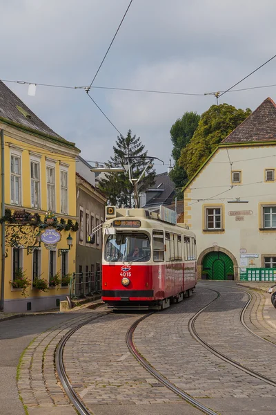 Edificios en Viena y un tranvía — Foto de Stock