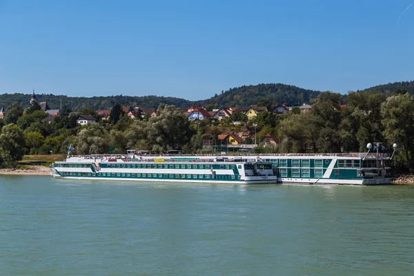 Large Boats along the Danube River — Φωτογραφία Αρχείου