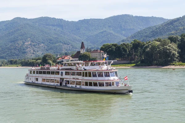 Επιβατών περιήγηση με βάρκα στον ποταμό Δούναβη, η κοιλάδα Wachau — Φωτογραφία Αρχείου