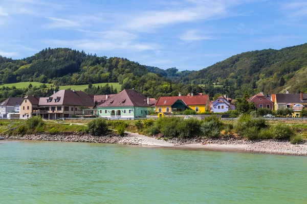 Gebouwen en heuvels in de Wachau Valley, Oostenrijk — Stockfoto