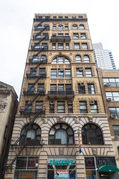 Edifício antigo no centro de Nova York — Fotografia de Stock