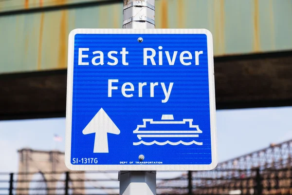 Σημάδι Ferry Ανατολή ποταμό στην πόλη της Νέας Υόρκης — Φωτογραφία Αρχείου