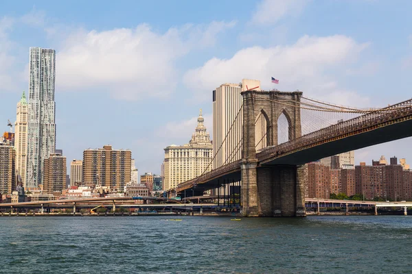 Brooklyn Köprüsü ve şehir New York — Stok fotoğraf