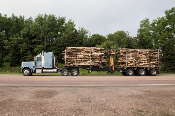 Caminhão de madeira em Nova Escócia — Fotografia de Stock